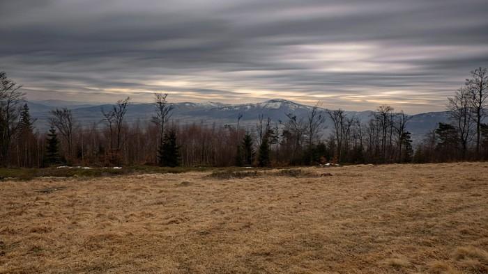 zdjęcia od lewej: panorama na Beskid Śląski, widziana ze szlaku z Magurki