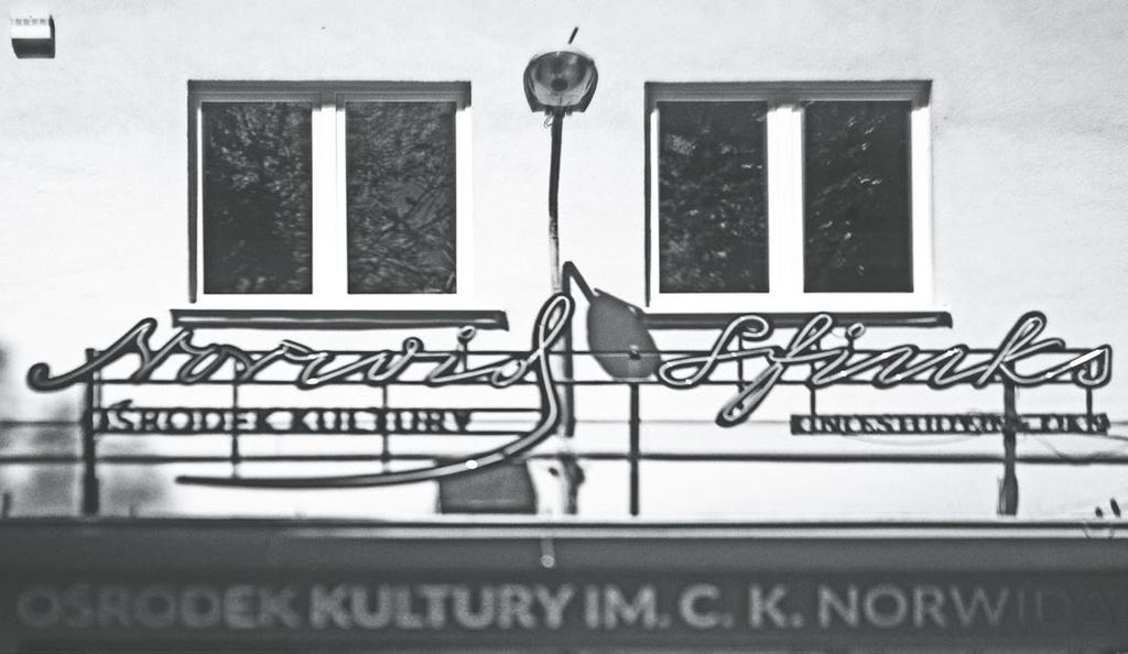 OŚRODEK KULTURY IM. C. K. NORWIDA TEATR LUDOWY iluminacja się przepaliła. Tylko szybka interwencja uratowała ją od całkowitego strawienia przez płomienie.