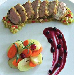 Kaczka marynowana w miodzie drahimskim podana na salsie brzoskwiniowo-jabłkowej z duetem ziemniaczano-marchwiowym w kompozycj sosu leśnego Wykorzystany produkt: miód drahimski ChOG.