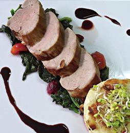 Polędwiczka pieczona w zalewie z miodów pitnych na szpinaku miodowym podana z zapiekanką ziemniaczaną z oscypkiem i kiełbasą myśliwską w towarzystwie balsamicznego sosu z wiśniami nadwiślankami