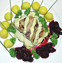 Filet z karpia zatorskiego w paskach słoniny z sosem z czosnku niedźwiedziego na młodej cukini z kulkami z ziemniaków Wykorzystany produkt: karp zatorski ChNP.