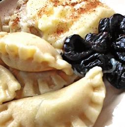 Pierożki nadziewane suską sechlońską w polewie ze skarmelizowanej śmietany Wykorzystany produkt: suska sechlońska ChOG. Na stolnicę wsypujemy przesianą mąkę i formujemy z niej wianek.
