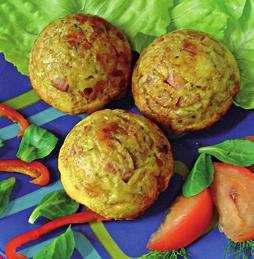 Muffinki pikantne Wykorzystane produkty: oscypek ChNP, kiełbasa lisiecka ChOG. Bułkę moczymy w mleku, odciskamy ją i wkładamy do miski.