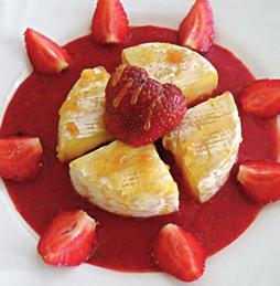 Bursztynowy ser na musie truskawkowym Wykorzystany produkt: truskawka kaszubska ChOG. 125 g sera camembert, 100 g truskawek kaszubskich, 30 g cukru, 1-2 listki melisy.