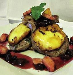 Kotlety jagnięce z plackiem kapuścianym i oscypkiem grilowanym w aromacie żurawiny i plastrów kiełbasy lisieckiej Wykorzystane produkty: oscypek ChNP, kiełbasa lisiecka ChOG, suska sechlońska ChOG,