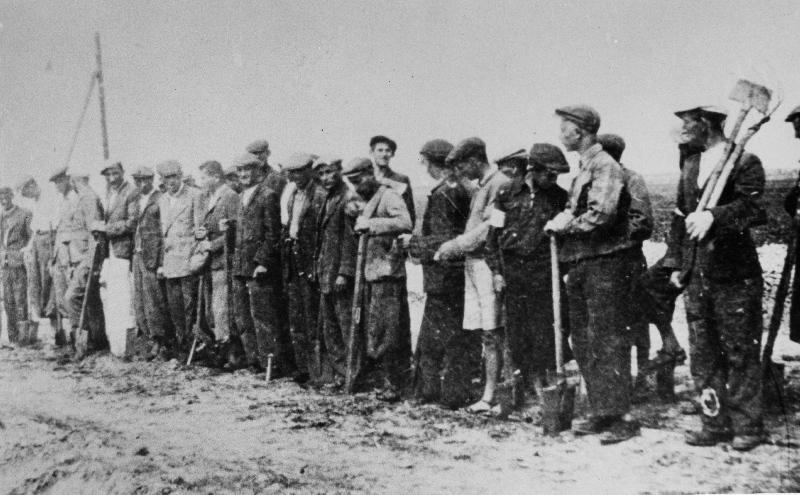 Różnymi metodami (kontyngenty, skup przymusoy, konfiskaty) Niemcy starali się przejmoać jak najiększą część produkcji rolnej. Od początku 1940 r. rolnicy byli zoboiązani do odstaiania kontyngentó.