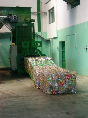 Ilość odpadów z selektywnej zbiórki przyjęta na sortownię w 2017: papier i tektura 1 162,99 Mg szkło 2