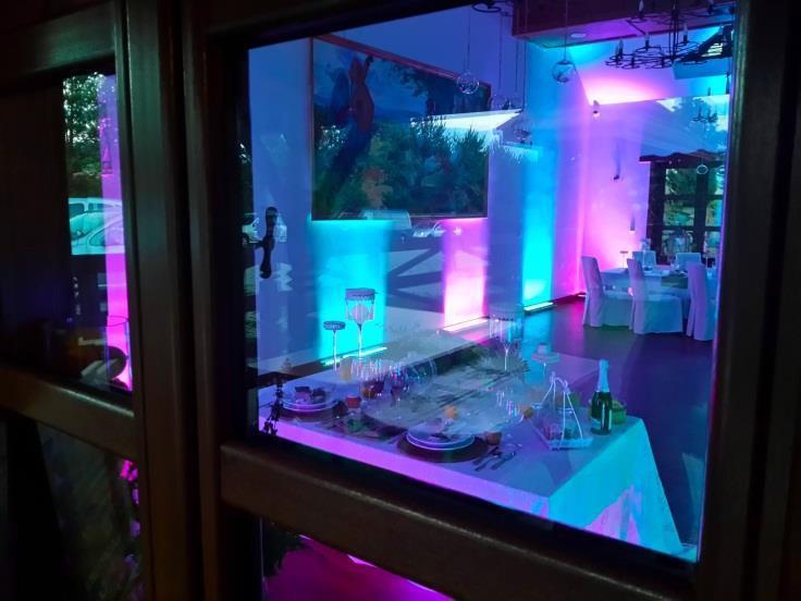Tworzymy niepowtarzalne iluminacje świetlne, które uświetnią swoim blaskiem każde wydarzenie. Realizowaliśmy rozbudowane projekty na weselach, bankietach, konferencjach, balach czy koncertach.
