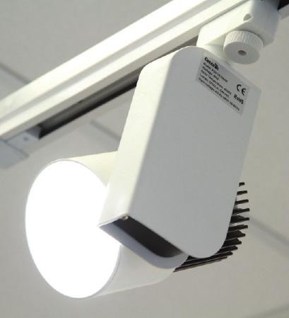 HALOGEN LISTWA 2 M (4 PUNKTY ŚWIETLNE) Ceiling light track 2m long (4 spotlights) Wymiary: D 200 cm (4 punkty świetlne) Dimensions: L 200 cm (4 spotlights) Moc: 4x30W, strumień oprawy 10 000 lm,