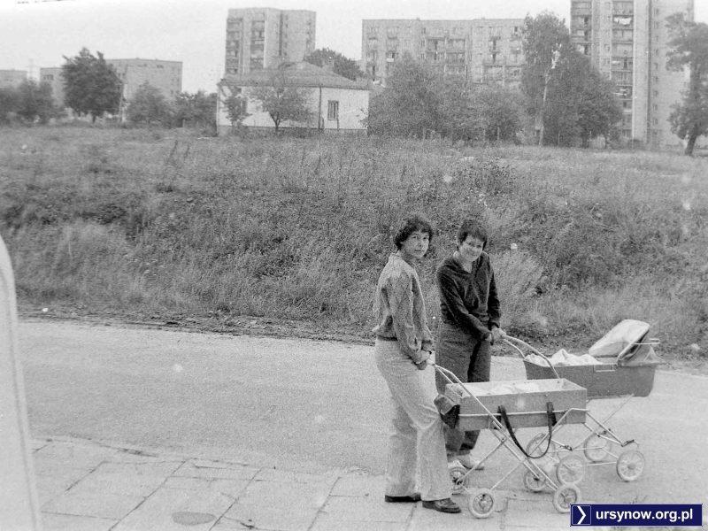 powyżej: Zamknięta willa "Lucrum" - 2006 rok; Olkówek - rok 1981 - źródło: ursynow.org.pl Zakład rzemieślniczy pod wdzięczną nazwą "Lucrum" prowadził mistrz cukiernictwa Stanisław Tarnogrodzki.