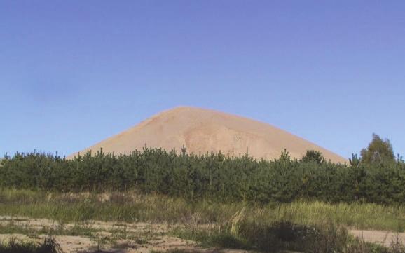 Waste sand dumps in operative (a) and inoperative (b) aggregate mine (northern Poland area) Rys. 1.