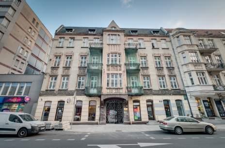 Kamienica została wzniesiona w 1905 roku, w jej skład wchodzą budynek mieszkalno-handlowy oraz trzy oficyny mieszkalne, o łącznej powierzchni całkowitej 3.176,59 m 2.