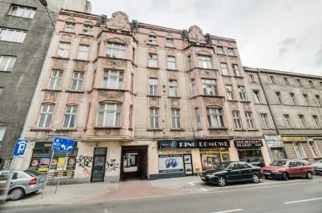 Słowackiego 39 Kamienica mieszkalno-handlowa z roku 1905 w stylu secesyjnym, położona na działce podlegającej ochronie Wojewódzkiego Konserwatora Zabytków, stanowi kontynuację działań polegających na