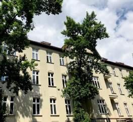 Niektóre kamienice, w tym w szczególności kamienice znajdujące się w centrach miast na Górnym Śląsku znajdują się pod ochroną wojewódzkiego konserwatora zabytków na podstawie miejscowego planu