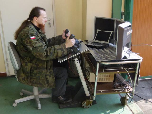 przepływu oleju hydraulicznego pomiędzy komorami (przycisk nr 2). Przycisk numer 8 powoduje powrót do menu głównego. Sterowania kamerami systemu wizyjnego odbywa się z wykorzystaniem menu kamer (rys.