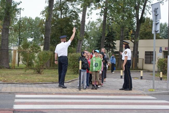 Spotkania rozwijają także relacje międzyludzkie, przybliżają miejscowe zwyczaje i kulturę.