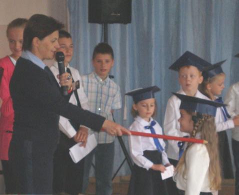 Uczniowie zaskoczyli nas wesołymi i zabawnymi wierszykami oraz wiedzą na temat drogi do szkoły, śpiewali piękne