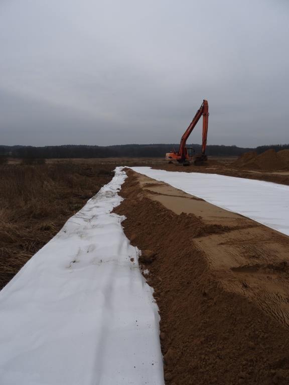 Fot. 2. Budowa platformy roboczej z dwóch warstw geotkaniny i 0,5 m warstwy pospółki. Stosowanie platform roboczych zwiększa możliwości wykonawcze.