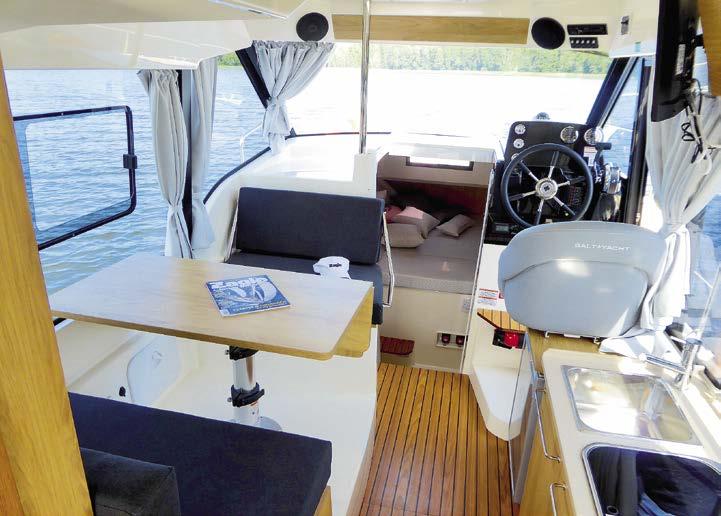 jednostkę, flybridge Mesa/salon w nowym SunCamperze może być łatwo przekształcona w dodatkowe miejsce do spania dla dwóch osób.