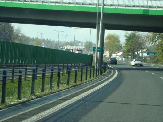 zagrożonym oślepianiem odcinku autostrady, 3)nie ograniczać widoczności, skrajni autostrady, nie powodować zagrożenia bezpieczeństwa uczestników ruchu oraz zaśnieżania autostrady. 4.