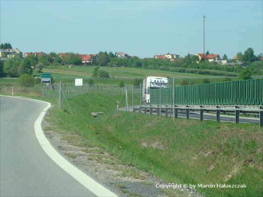 78.1.Osłony przeciwwietrzne powinny być stosowane na odcinku autostrady narażonym na działanie silnych wiatrów bocznych mogących zagrażać bezpieczeństwu ruchu, a w szczególności na dojazdach do