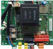 Wyjmowane kolorowe kostki ułatwiają wykonanie połączeń. Programowanie odbywa się poprzez wyświetlacz LCD oraz trzy przyciski.