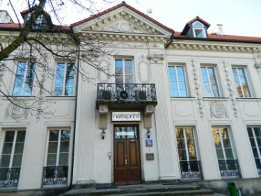 Przykład kultury organizacyjnej Artefakty fizyczne: Przed wejściem do siedziby firmy nad drzwiami znajduje się duże logo firmy Firma znajduje się w pięknym odrestaurowanym budynku historycznym