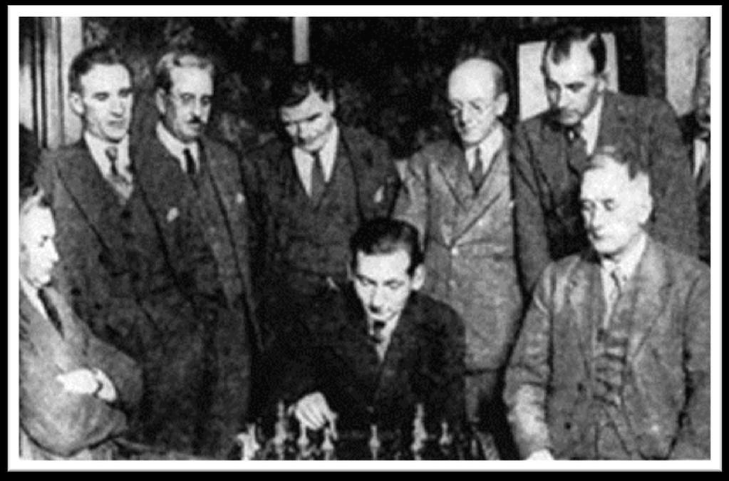 Bon Accord Chess Club rok 1933 W środku demonstruje partię Erich Eliskases 2.Obrona hetmańsko indyjska [E16] Kahn (Francja) Engelmann (Belgia) 1.d4 Sf6 2.c4 e6 3.Sf3 b6 4.g3 Gb7 5.Gg2 Gb4 6.Gd2 Gd2 7.