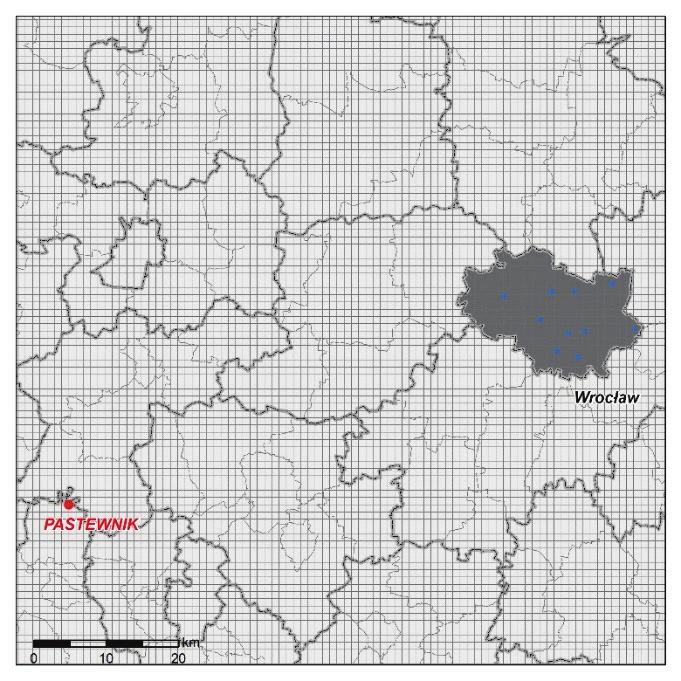 Lokalizacja miasta Wrocławia i deszczomierzy miejskiej sieci monitoringu opadów MPWiK we Wrocławiu na tle siatki produktu PCAPPI radaru w Pastewniku; siatka wykreślona w Państwowym Układzie
