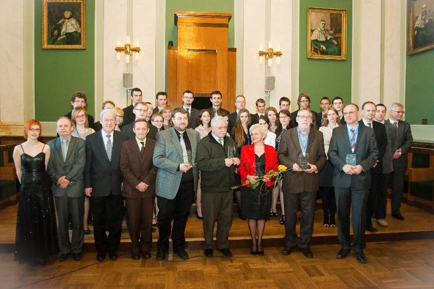 Ze szkołami średnimi geodezyjnymi, które organizują Olimpiadę Geodezyjną. W naszym województwie mamy 5 takich szkół: w Krakowie, w Bochni, w Brzesku, w Olkuszu i w Radoczy k/wadowic.