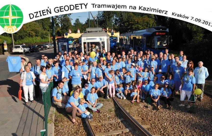 Dzień Geodety 2013, uczestnicy obchodów na przystanku Cichy Kącik z GeoTramwajem. W dniach 19-22 września 2013r.