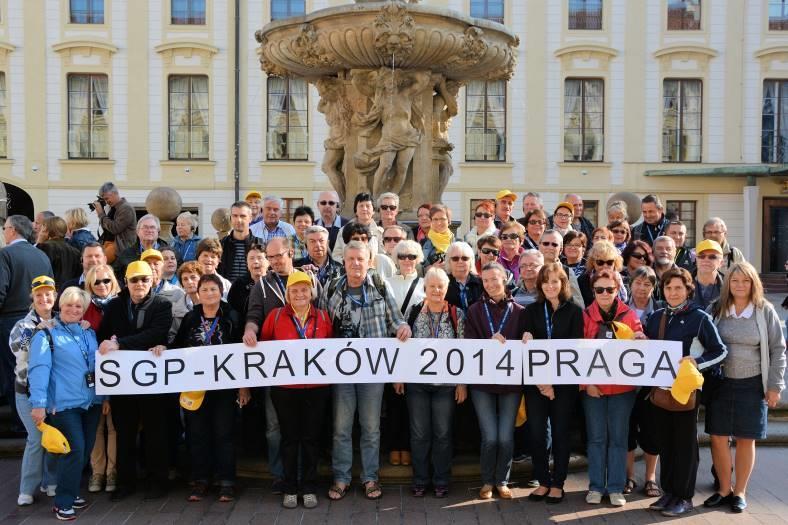 Uczestnicy XXV wyprawy SGP na Hradczańskim dziedzińcu zamkowym. W dniu 7 września odbyły się uroczyste obchody Dnia Geodety pod hasłem Geodeto! Statkiem do Tyńca.