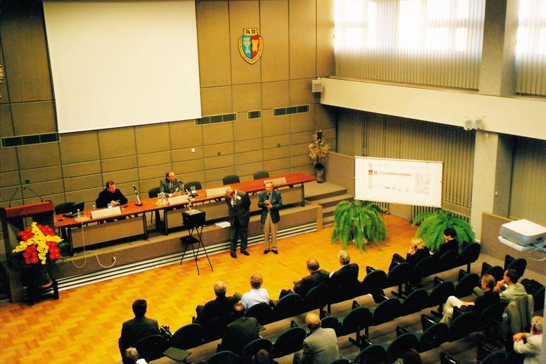 W dniu 14 czerwca 2003r. odbyło się szkolenie - temat: Kierunki rozwoju nowoczesnych przyrządów geodezyjnych. Uczestniczyło 60 osób. 3 firmy zaprezentowały nowoczesny sprzęt geodezyjny.