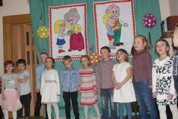 Zaproszeni goście z dumą patrzyli na swoje wnuczęta, które włożyły wiele wysiłku w to, aby jak