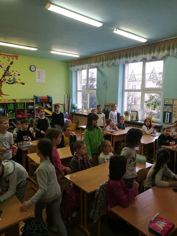 Na zakończenie zajęć dzieci w zespołach dwuosobowych grały na komputerze: układały puzzle, kolorowały obrazki, wyszukiwały różnice w obrazkach, przechodziły labirynt.
