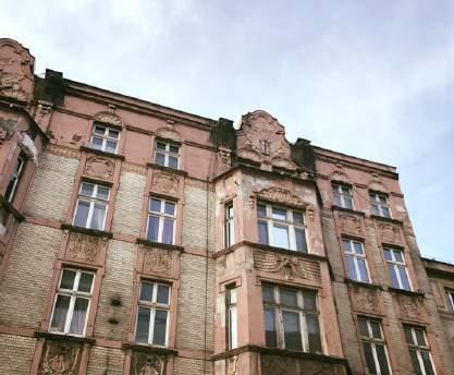 Słowackiego 39 Kamienica mieszkalno-handlowa z roku 1905 w stylu secesyjnym, położona na działce podlegającej ochronie Wojewódzkiego Konserwatora Zabytków, stanowi kontynuację działań polegających na