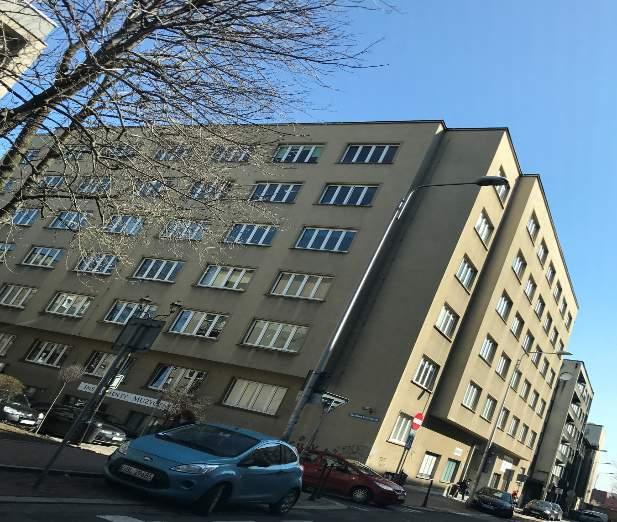 Kamienicę wzniesiono w latach 1897-1898 wg projektu Franciszka Wieczorka dla właściciela Górnych Hajduk Józefa Kowatza. Hotel został oddany do użytku w 1903 roku pod nazwą Pod Zielonym Dębem.