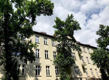 Katowicka 25 Budynek przeznaczony pod działalność usługową, będący wcześniej państwową placówką edukacyjną.