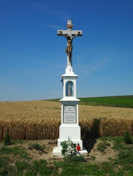 tego krajobrazu są drewniane i kamienne krzyże oraz