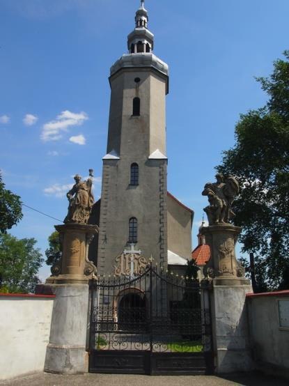 Widok kościoła w Polskiej Cerekwi od strony cmentarze parafialnego oraz wieża Kościół par. pw. św.