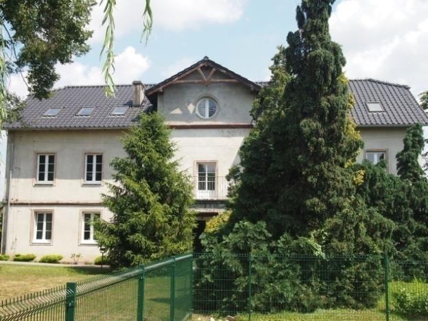 Widok wschodniej elewacji zamku oraz zachodni portal wejściowy Zakrzów, dwór, tzw. stary, nr rej. 1986/72 z 7.12.1972 r. Zbudowany w 1814 r.