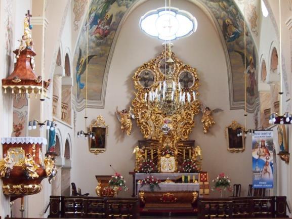 Lokalną ciekawostką są współczesne polichromie na sklepieniach oraz ścianach kościoła wykonane przez śląskiego