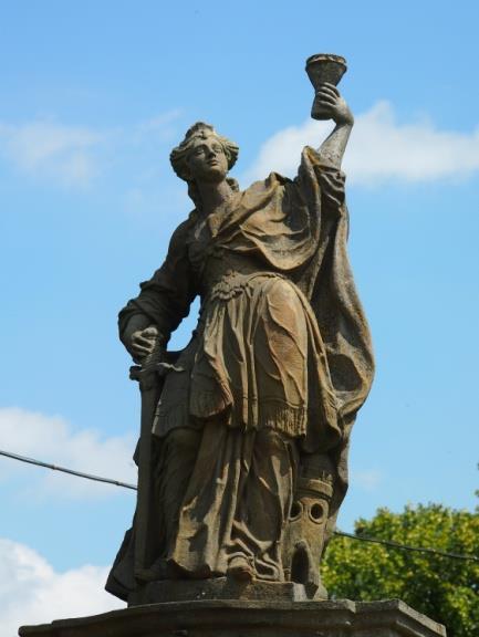 B. Rzeźby wolnostojące (sakralne) 1. Polska Cerekiew, figury św. Barbary i św. Floriana w bramie muru okalającego kościół oraz krzyż na postumencie przed bramą kościoła, Ks.B.t.III-581/72 z 11.05.