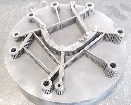 Na rynku można spotkać się z alternatywnymi nazwami technologii, takimi jak: SLM (Selective Laser Melting), LC (Laser Cusing) czy LMF (Laser Metal Fusion).