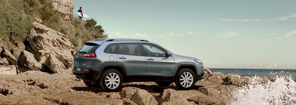 NOWE SILNIKI. NOWE EMOCJE. Cherokee radzi sobie równie dobrze na szosie jak i w terenie. Jest dostępny w trzech wersjach silnikowych: ekonomiczny 2.0L Turbo Diesel, mocny 3.