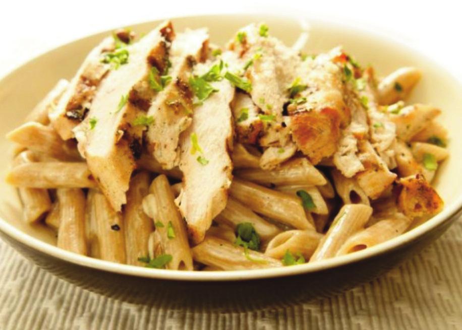 2. Grillowana pierś z kurczaka na ziołowym penne 3 2 pojedyncze piersi kurczaka 3 200 g makaronu penne 3 50 ml śmietany 18% 3 2 łyżki parmezanu 3 łyżeczka ziół prowansalskich 3 2 ząbki czosnku 3 1-2