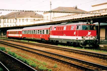 Pociąg relacji Bratislava Wien (09.07.2003). Fot. A. Massel dla połączeń Berlin Warszawa i Warszawa Berlin przyjęto czasy przejazdu do i z dworca Berlin Ostbf.