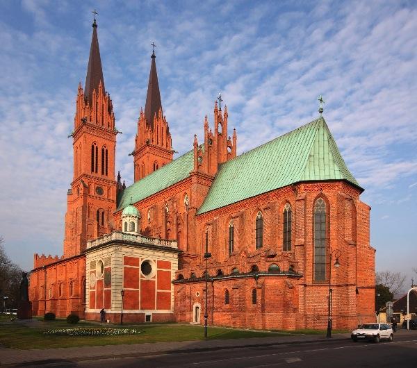 charakterystyczne cechy budowli wznoszonych na terenie Polski w tych stylach i podaj po jednym innym przykładzie obiektów reprezentujących te
