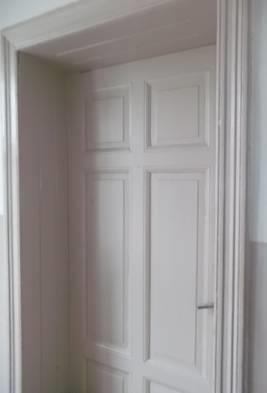 na I piętrze i poddaszu.