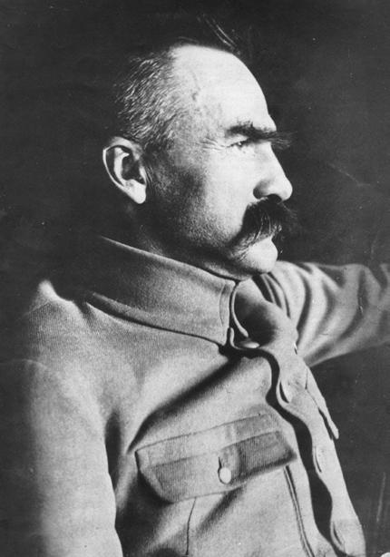 Grzegorz Gołębiewski JÓZEF PIŁSUDSKI POLITYK I DOWÓDCA W życiu i działalności politycznej Józefa Piłsudskiego można wyróżnić kilka etapów.